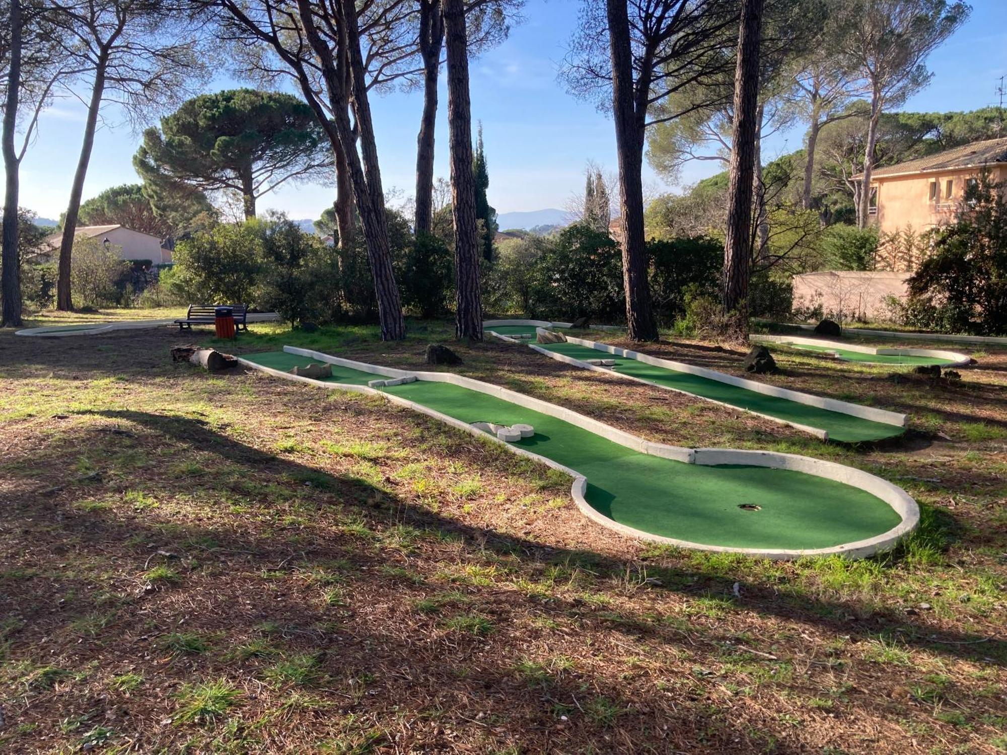 Charmant 2 Pieces Au Coeur Des Golfs De Saint Raphael Bagian luar foto