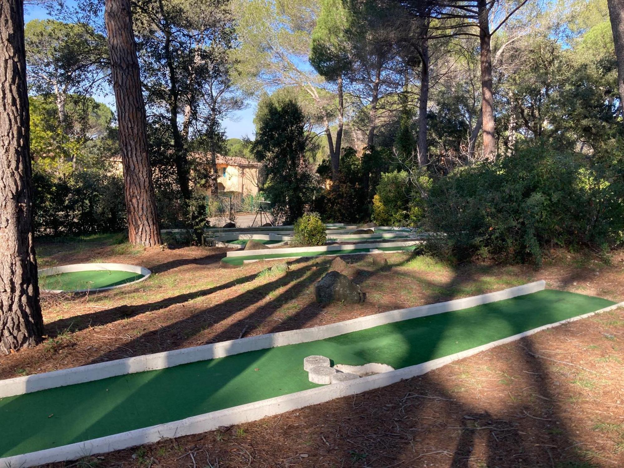 Charmant 2 Pieces Au Coeur Des Golfs De Saint Raphael Bagian luar foto
