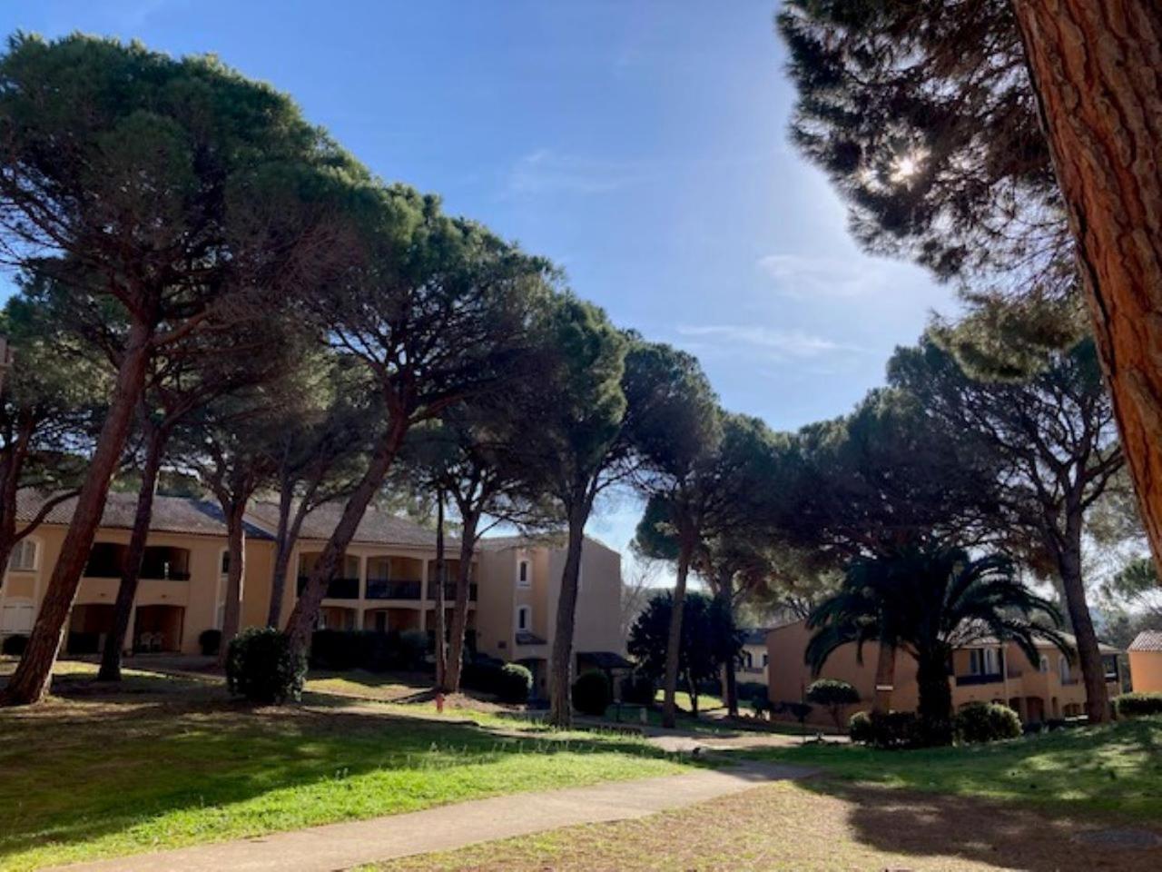 Charmant 2 Pieces Au Coeur Des Golfs De Saint Raphael Bagian luar foto